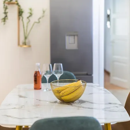 Modern 200m From Acropolis 100mbps Netflix Apartment